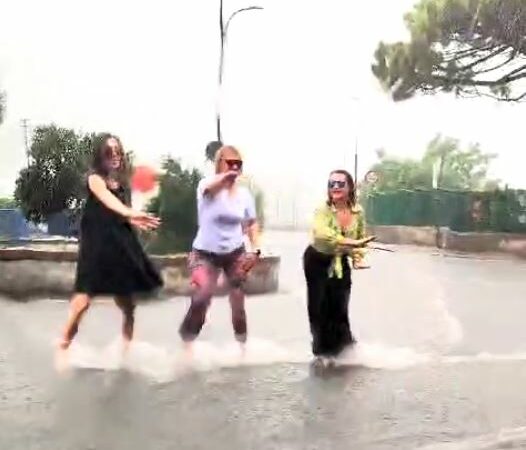 Maltempo: nubifragio a Capri, turiste danzano sotto la pioggia (video)