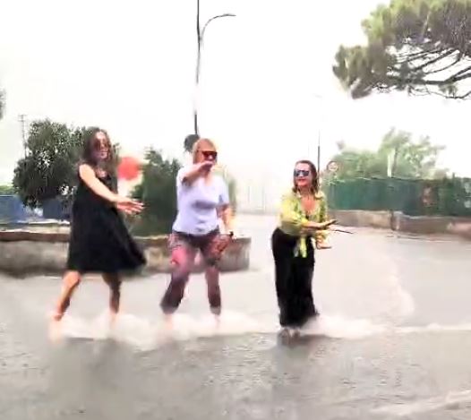 Maltempo: nubifragio a Capri, turiste danzano sotto la pioggia (video)