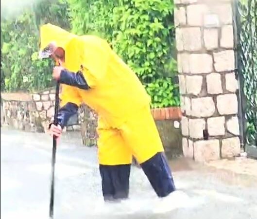 Maltempo: Capri sotto il diluvio, cascate e allagamenti in molte zone. Scatta l’allerta arancione (video)