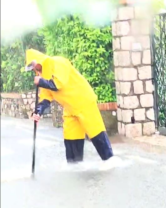 Maltempo: Capri sotto il diluvio, cascate e allagamenti in molte zone. Scatta l’allerta arancione (video)