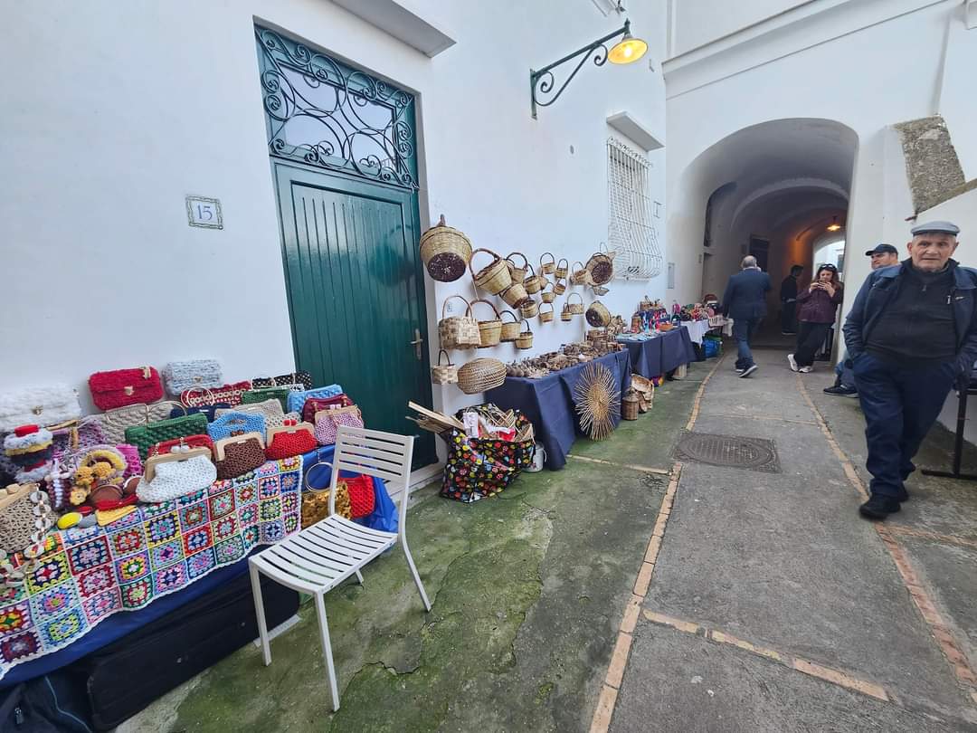 Viaggio tra gli artigiani in esposizione a Santa Teresa per la festa del borgo (Video)