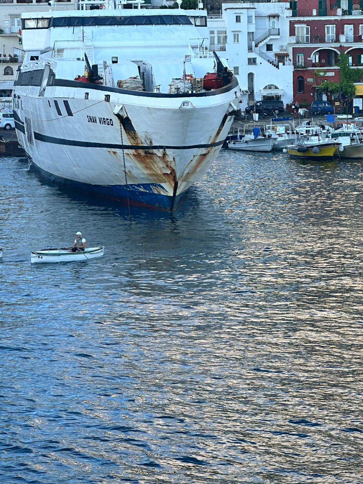 Incidente nel porto di Capri: nave Snav Virgo urta la banchina (photogallery)