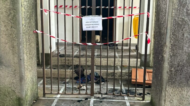 Ingenti danni ai locali interessati dall’incendio. Le indagini procedono, ascoltato dagli inquirenti anche il parroco di Anacapri