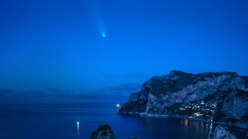 La straordinaria foto della “cometa del secolo” nel cielo di Capri