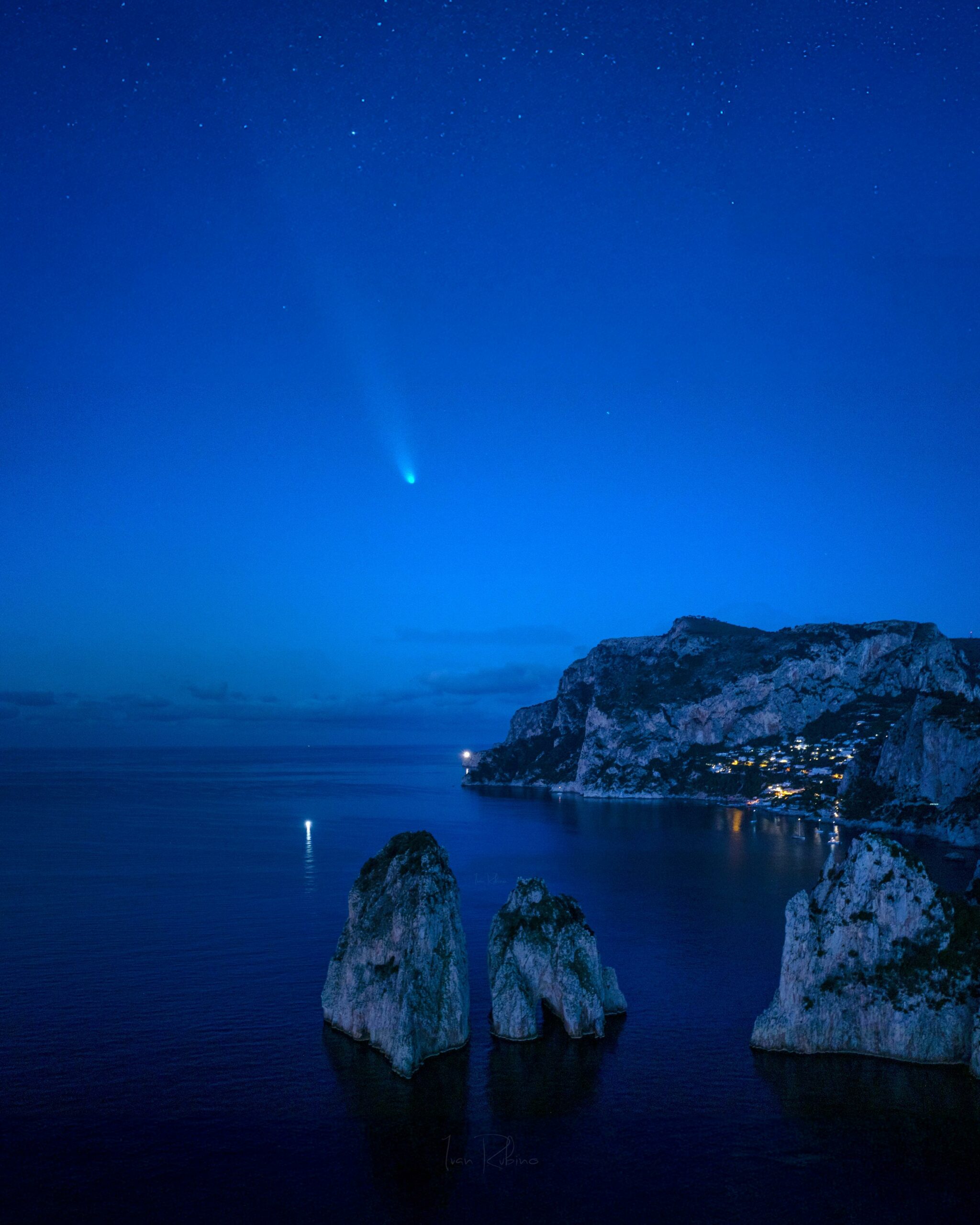 La straordinaria foto della “cometa del secolo” nel cielo di Capri