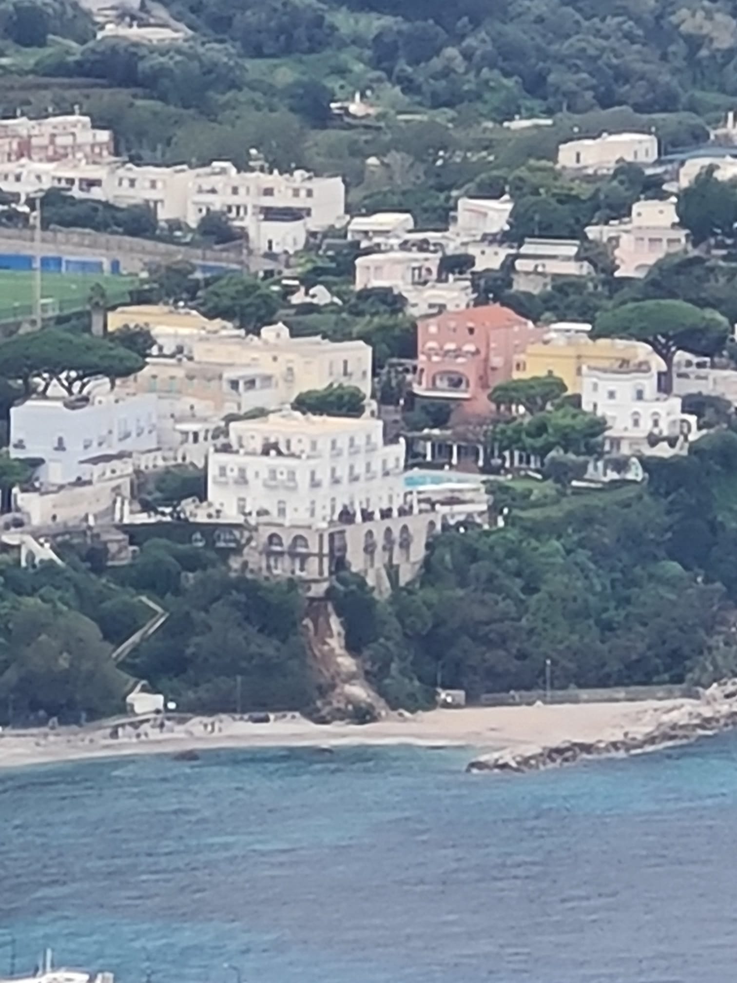 Ordinanza del sindaco di Capri dopo l’evento franoso a Marina Grande: inibito accesso all’hotel i cui proprietari sono tenuti agli interventi di rimozione del pericolo, interdetto il tratto terminale della spiaggia