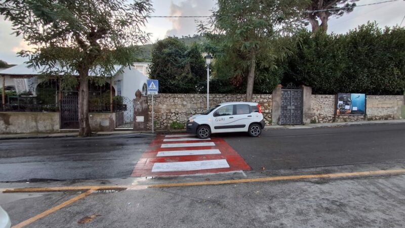 Falla nella tubazione, strada invasa di acqua ad Anacapri, intervento dei tecnici Gori