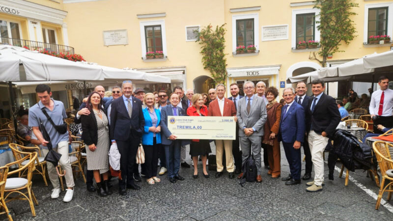 Solidarietà in movimento grazie al Lions Club Capri, donati tremila euro per ristrutturare un carrello destinato ad anziani e disabili sul porto