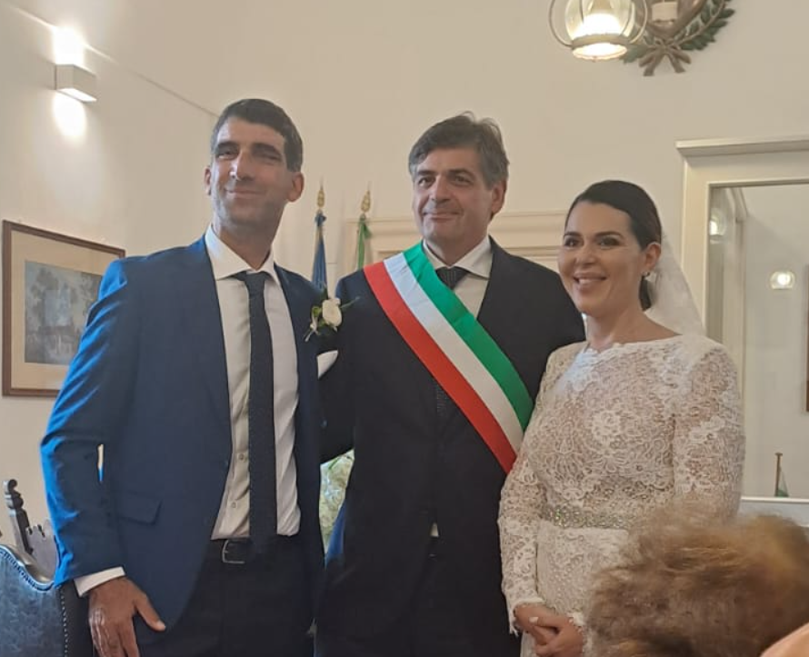 Matrimonio nella sala del Municipio di Capri: auguri agli sposi Francesco e Claudia