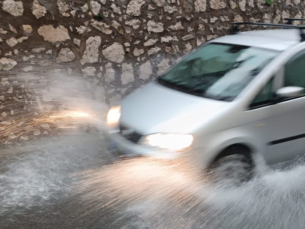 Maltempo: pioggia e disagi a Capri, chiuse temporaneamente via Krupp e Villa Lysis