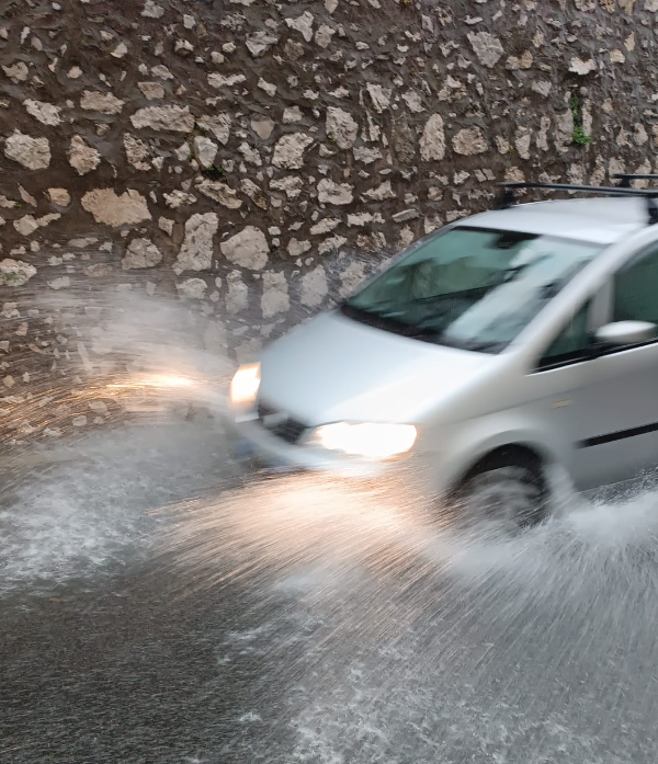 Maltempo: pioggia e disagi a Capri, chiuse temporaneamente via Krupp e Villa Lysis