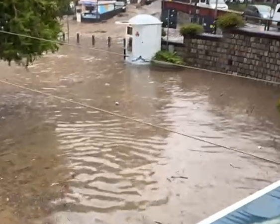 Maltempo: bomba d’acqua a Sorrento, allagata l’area del porto e delle biglietterie delle linee di navigazione per Capri e per le altre località (video e foto)