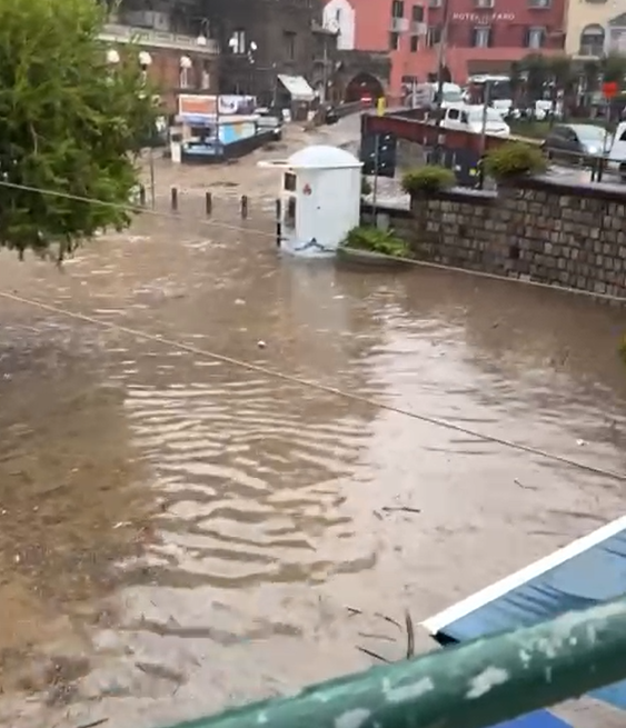 Maltempo: bomba d’acqua a Sorrento, allagata l’area del porto e delle biglietterie delle linee di navigazione per Capri e per le altre località (video e foto)