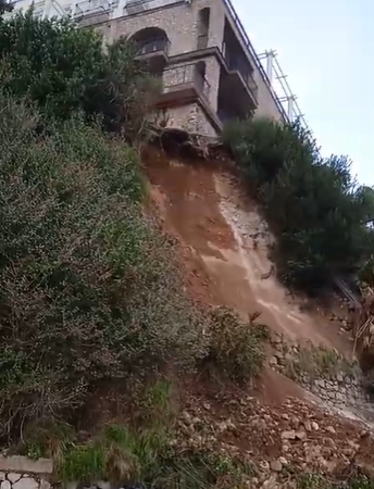 Pauroso smottamento a Capri sulla spiaggia di Marina Grande