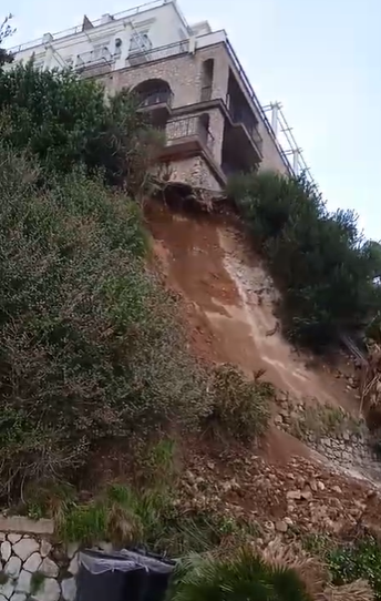 Pauroso smottamento a Capri sulla spiaggia di Marina Grande