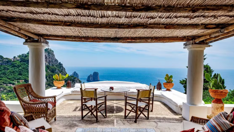 In vendita a Capri la splendida villa che fu di Raffaele La Capria con vista sui Faraglioni: “trattativa riservata”