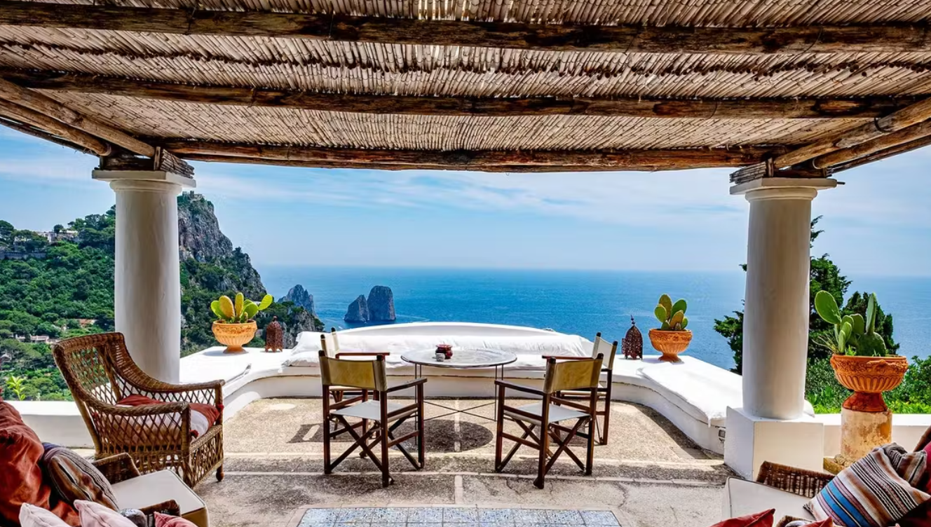 In vendita a Capri la splendida villa che fu di Raffaele La Capria con vista sui Faraglioni: “trattativa riservata”