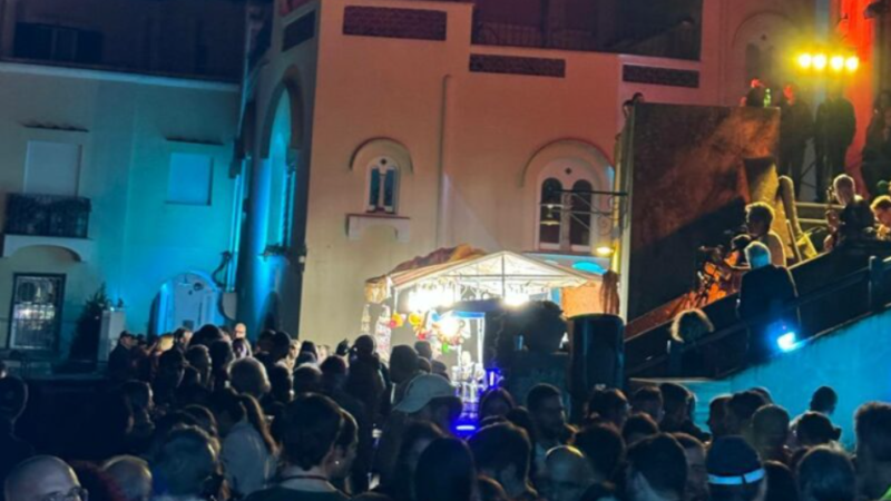 Pioggia di beneficenza alla festa al borgo di Santa Teresa. I conteggi dopo l’evento: raccolti 15mila euro per Capri Senza Barriere