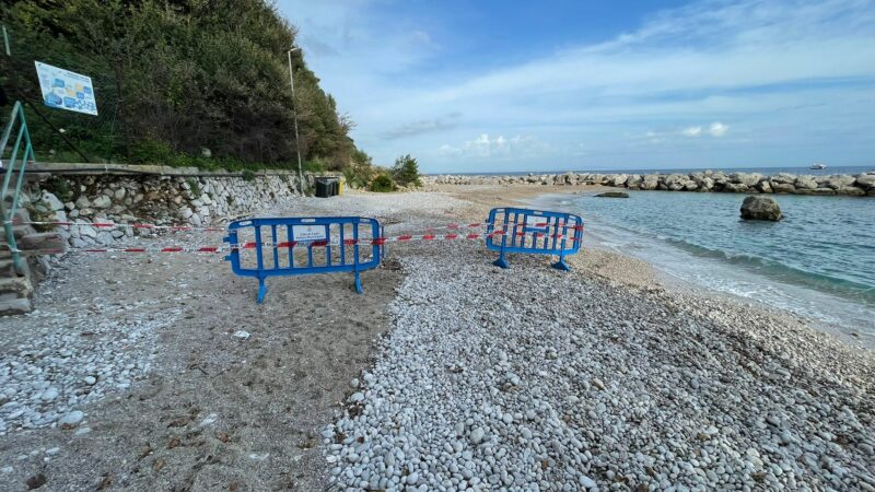 La Polizia Municipale di Capri allontana persone sorprese nel tratto di spiaggia di Marina Grande interdetto dopo la frana