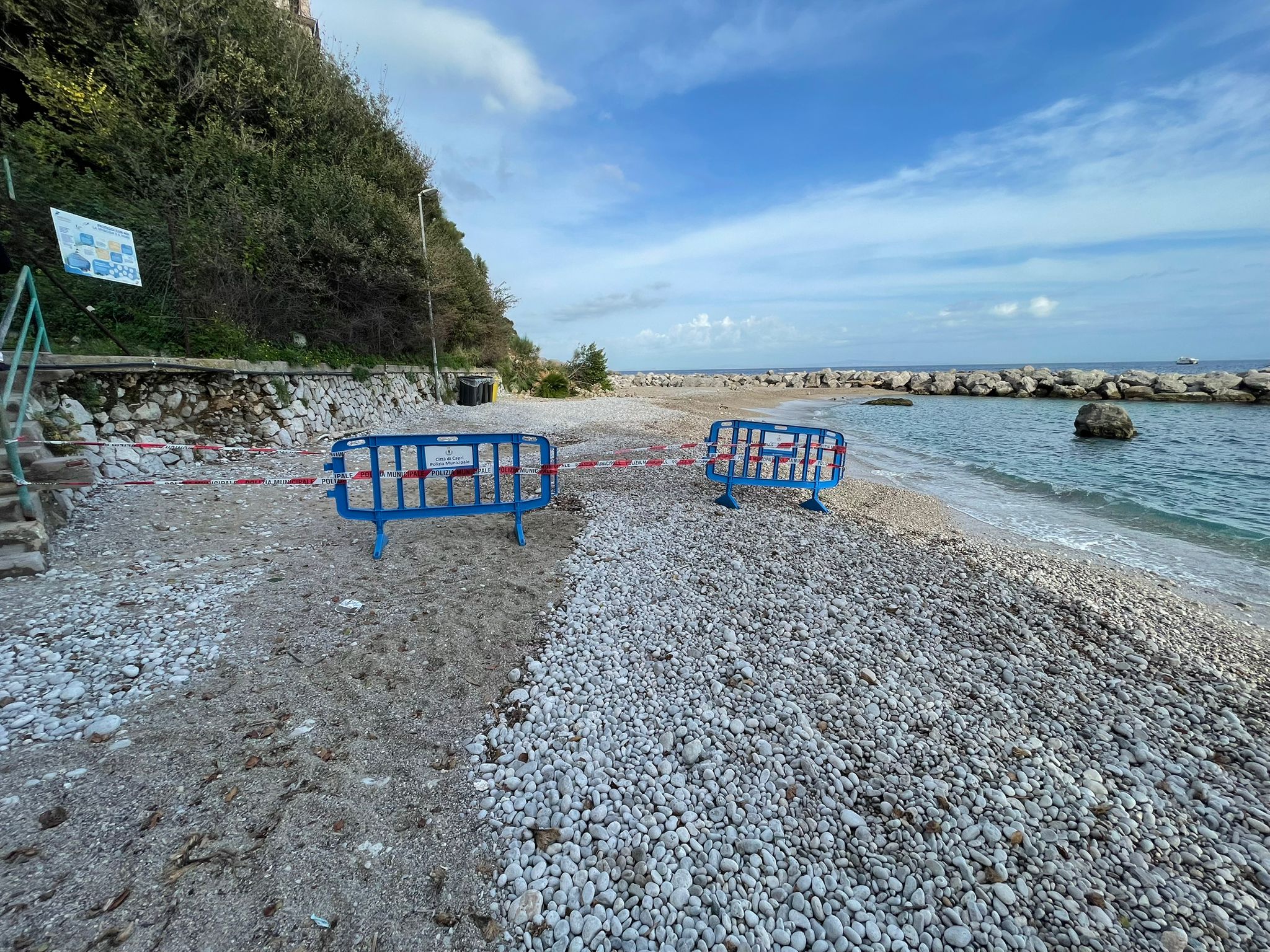 La Polizia Municipale di Capri allontana persone sorprese nel tratto di spiaggia di Marina Grande interdetto dopo la frana