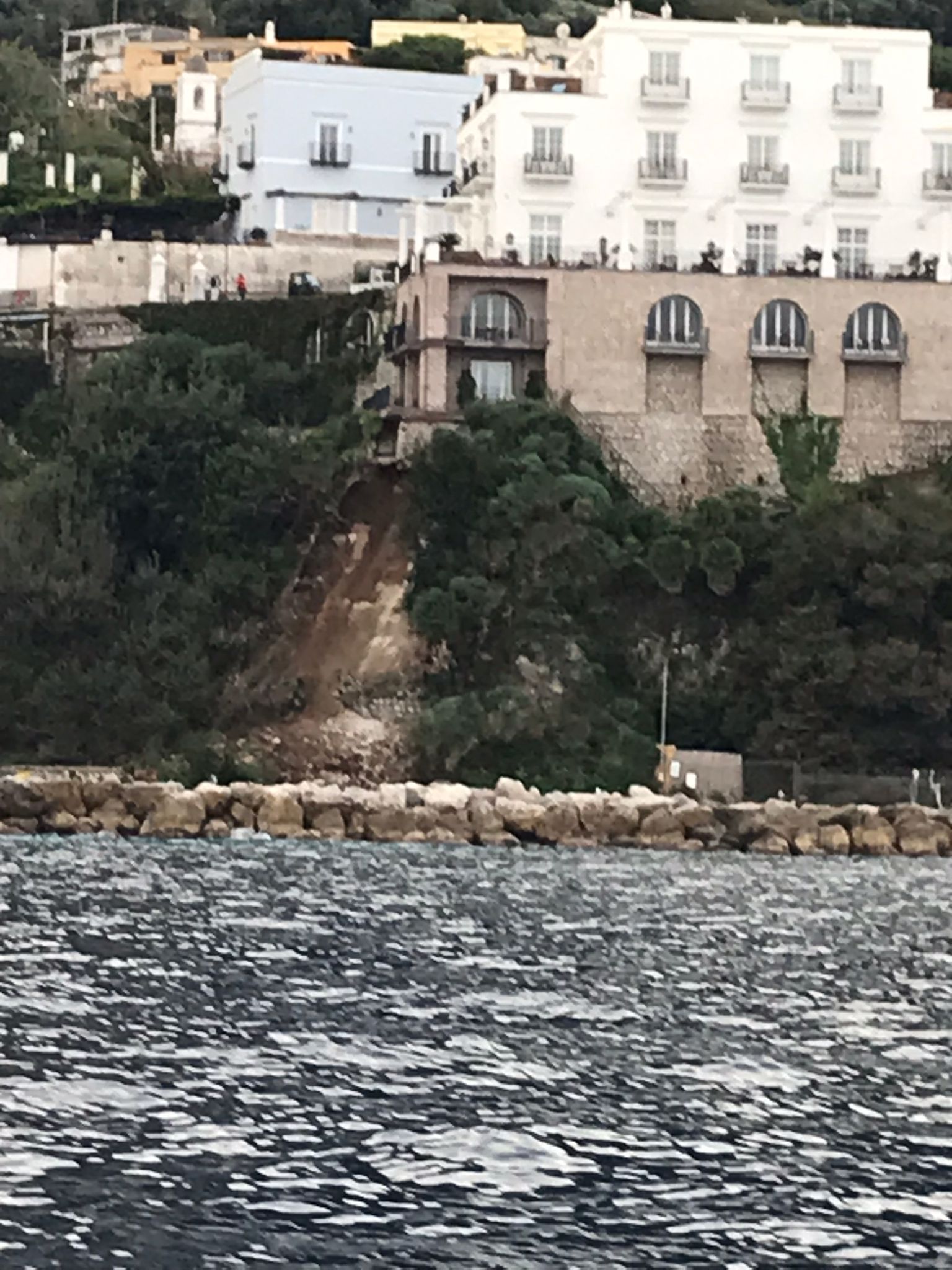 Movimento franoso a Marina Grande: sequenza di foto scattate da varie angolature