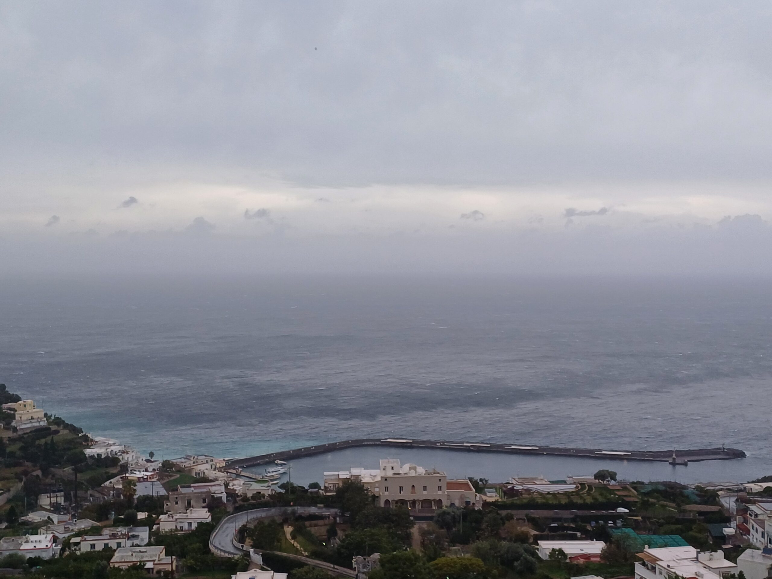 Maltempo: cancellata la corsa serale da Napoli, il porto di Capri resta senza nave durante la notte