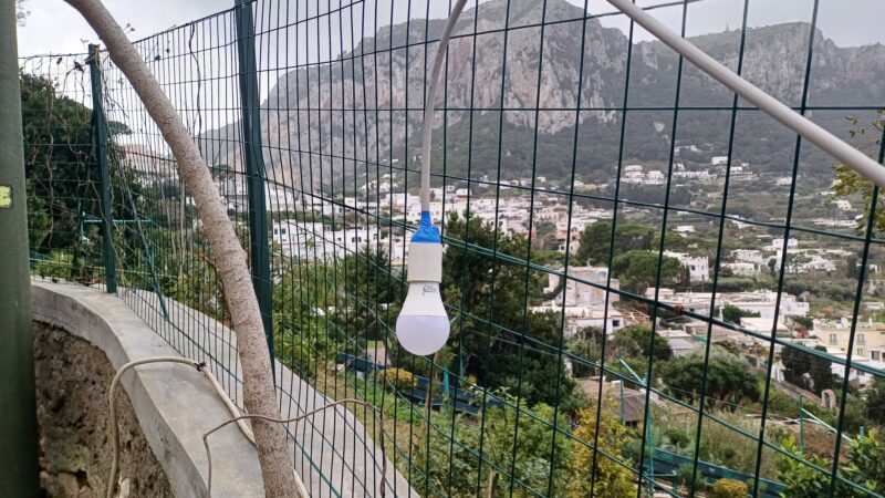 La segnalazione dei passanti: cavi con lampadine sugli alberi e sulle reti a Capri in via San Francesco