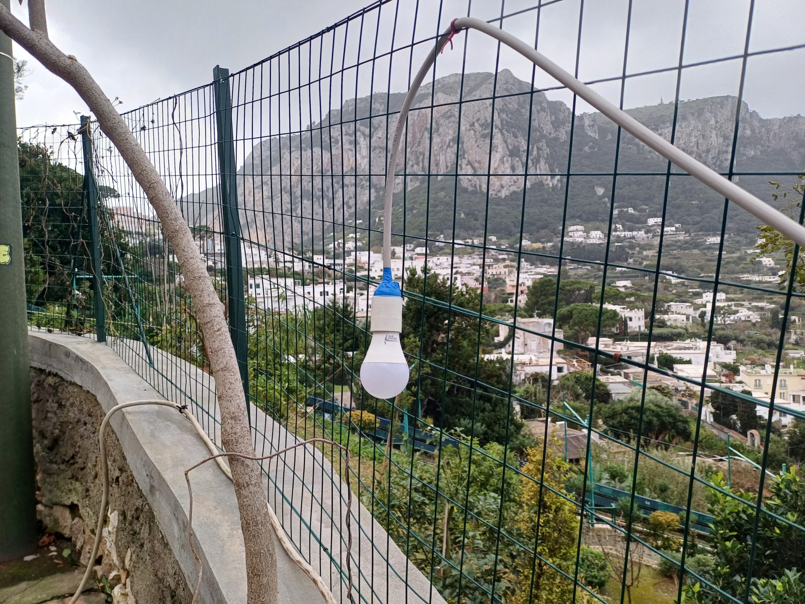 La segnalazione dei passanti: cavi con lampadine sugli alberi e sulle reti a Capri in via San Francesco