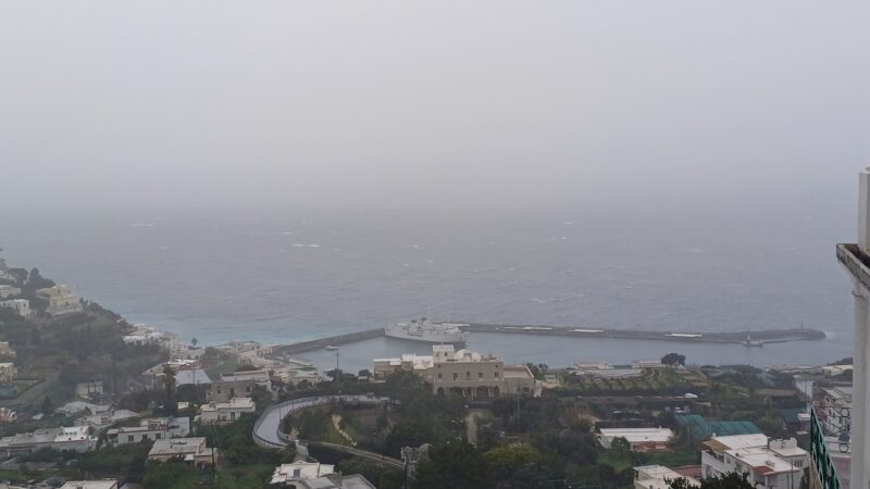 Maltempo: tempesta investe Capri, difficoltà di manovra per il traghetto Caremar