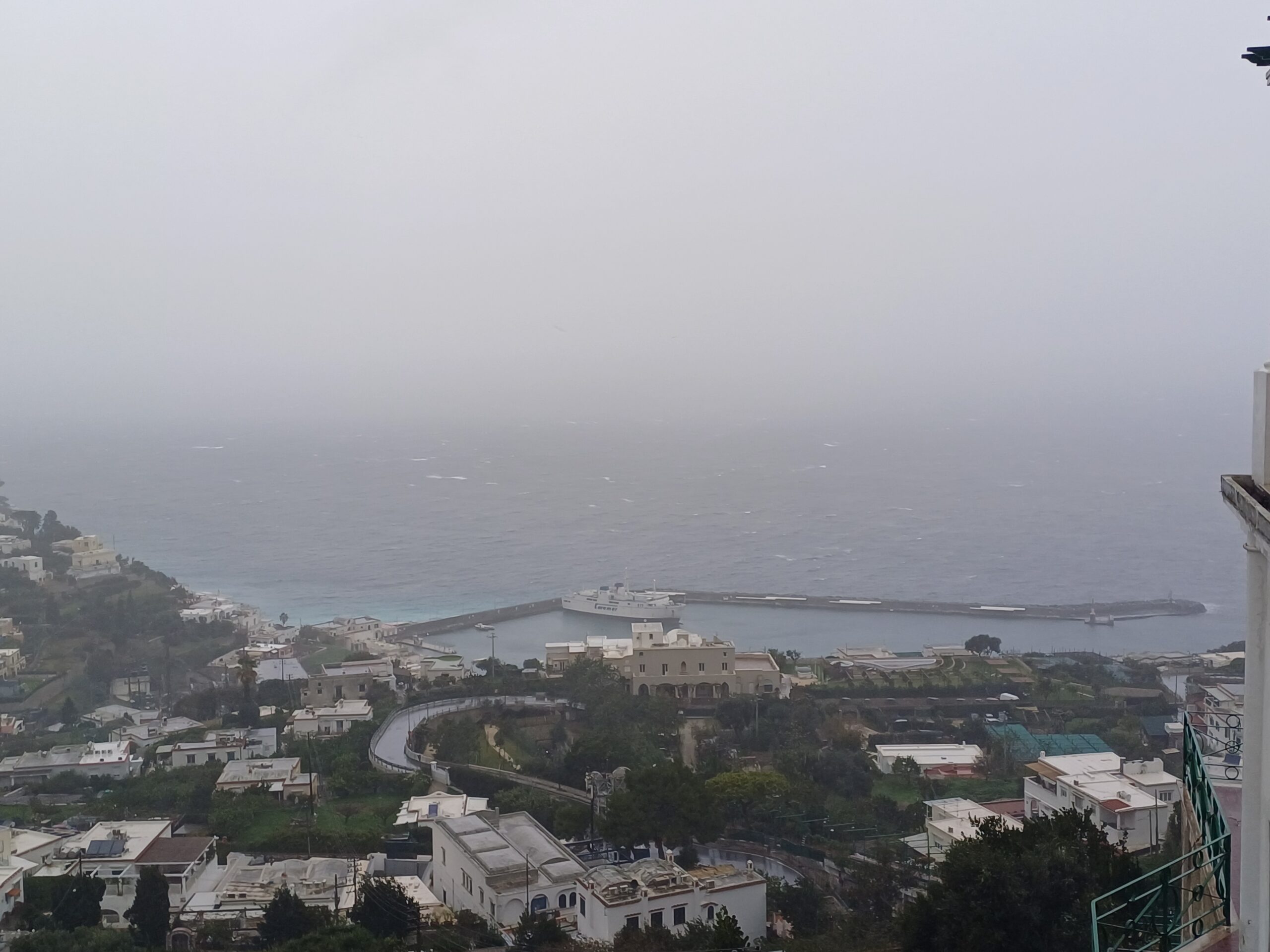 Maltempo: tempesta investe Capri, difficoltà di manovra per il traghetto Caremar