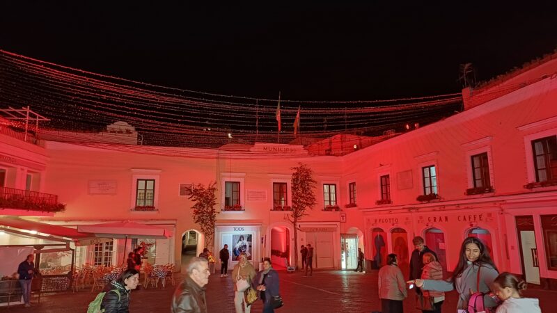 La Piazzetta di Capri illuminata di rosso per una sera (photogallery)