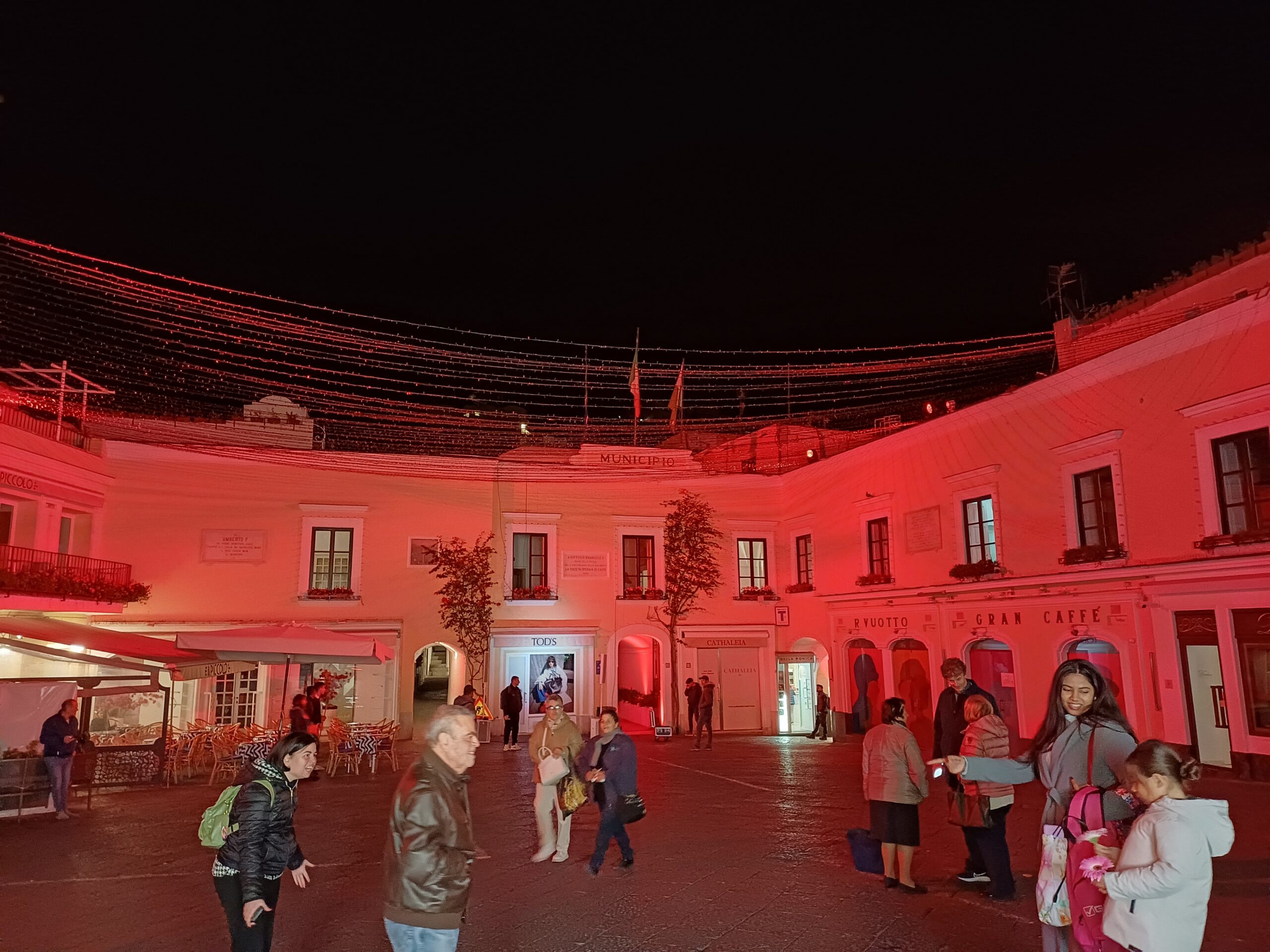 La Piazzetta di Capri illuminata di rosso per una sera (photogallery)