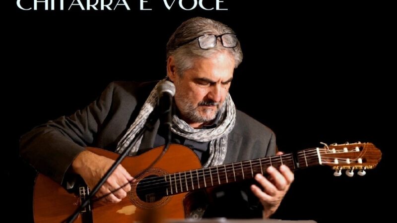 “Essenziale”: Riccardo Pecoraro dieci canzoni e due chiacchiere, chitarra e voce, a Capri alla sala Insula