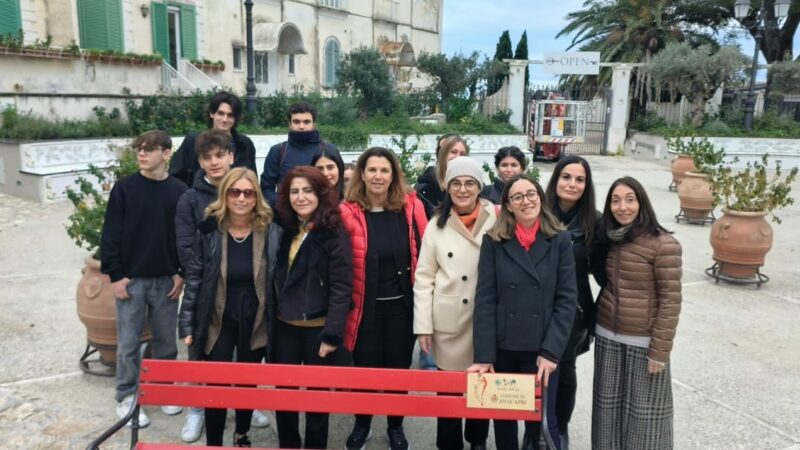 Nuova targa sulla panchina rossa in piazza Cerio ad Anacapri: iniziativa in ricordo delle vittime di violenza