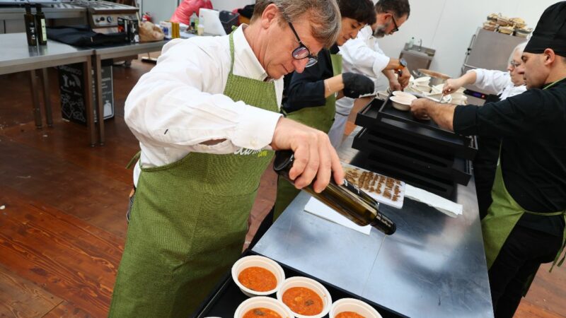 L’Oro di Capri ad Imola alla rassegna Baccanale ospite del convegno. Degustazione di pasta e cicerchie e torta caprese con olio evo preparati dallo chef del Columbus