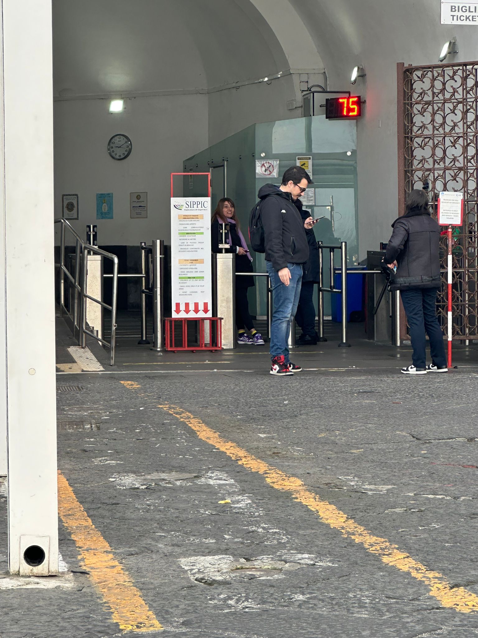 Paura a Capri: esplode una macchinetta obliteratrice della funicolare a Marina Grande