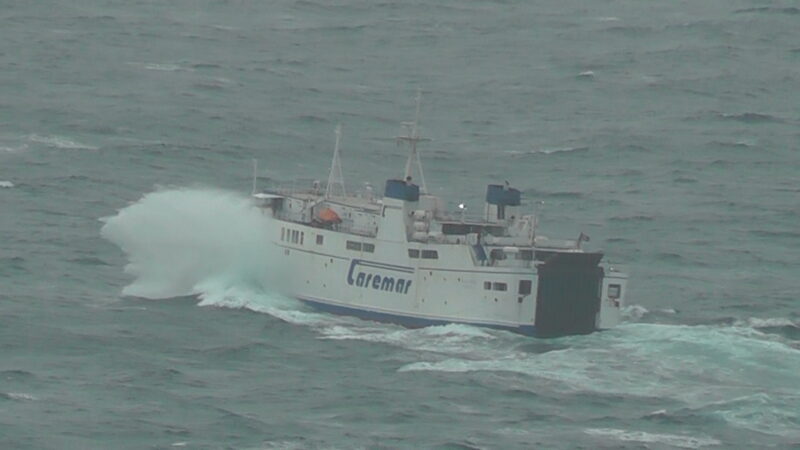 Maltempo: il traghetto della Caremar su e giù a Capri nel mare agitato (video)