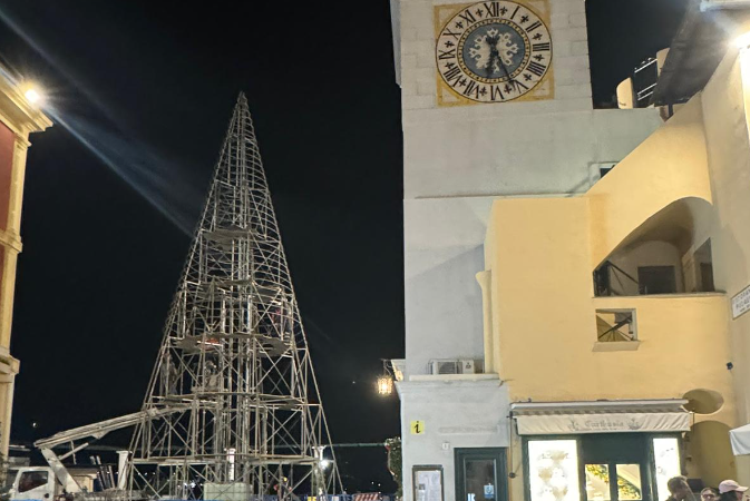 Già iniziata l’installazione di un enorme albero di Natale a Capri