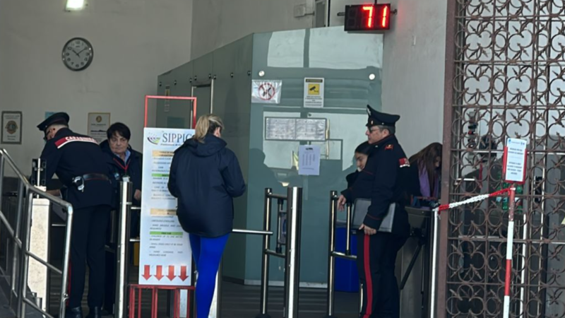 Sopralluogo dei carabinieri alla stazione della funicolare dopo lo scoppio dell’obliteratrice (photogallery)