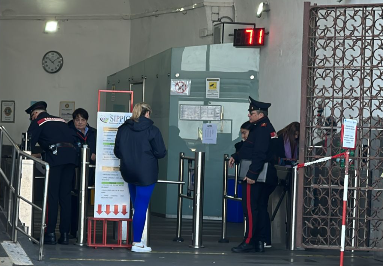 Sopralluogo dei carabinieri alla stazione della funicolare dopo lo scoppio dell’obliteratrice (photogallery)