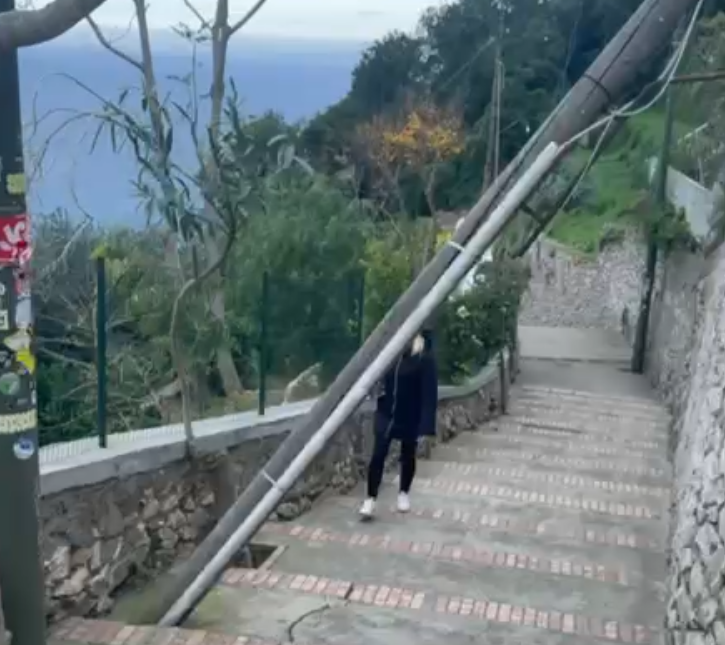 Maltempo a Capri: pali abbattuti e rami spezzati dal vento (video)