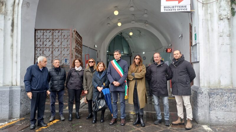 Sit-in a Marina Grande: protesta contro la chiusura invernale della funicolare (video e photogallery)