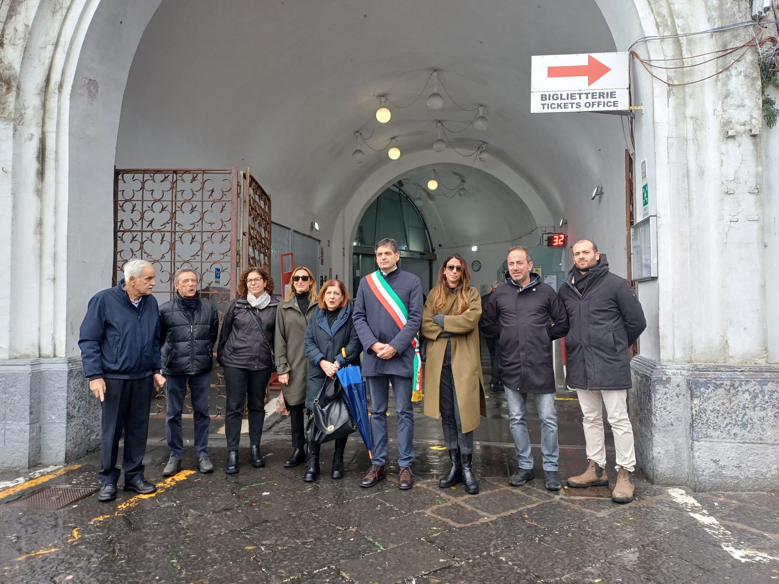 Sit-in a Marina Grande: protesta contro la chiusura invernale della funicolare (video e photogallery)