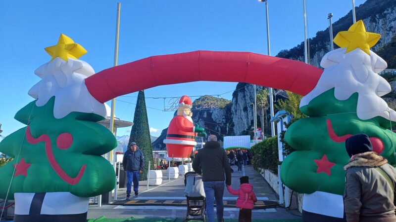 Villaggio di Babbo Natale al Porto Turistico di Capri, grande partecipazione alla manifestazione “Marina in Christmas” (video e foto)