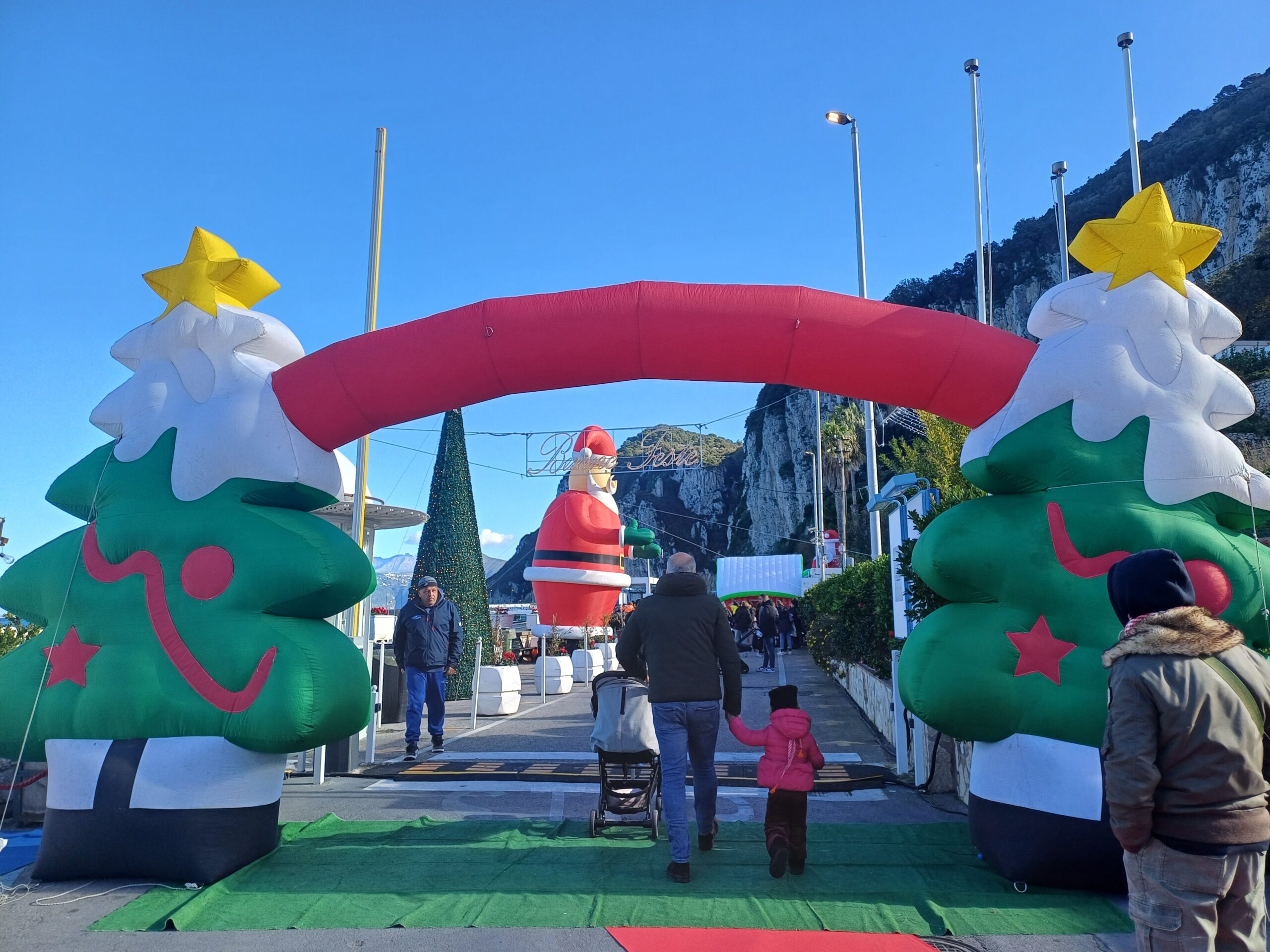 Villaggio di Babbo Natale al Porto Turistico di Capri, grande partecipazione alla manifestazione “Marina in Christmas” (video e foto)