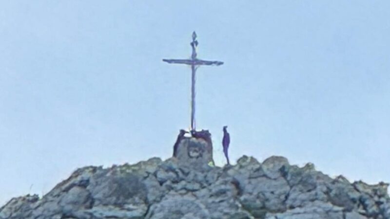 Natale: gli Amici di Cetrella illuminano la croce sul Monte Cappello di Anacapri