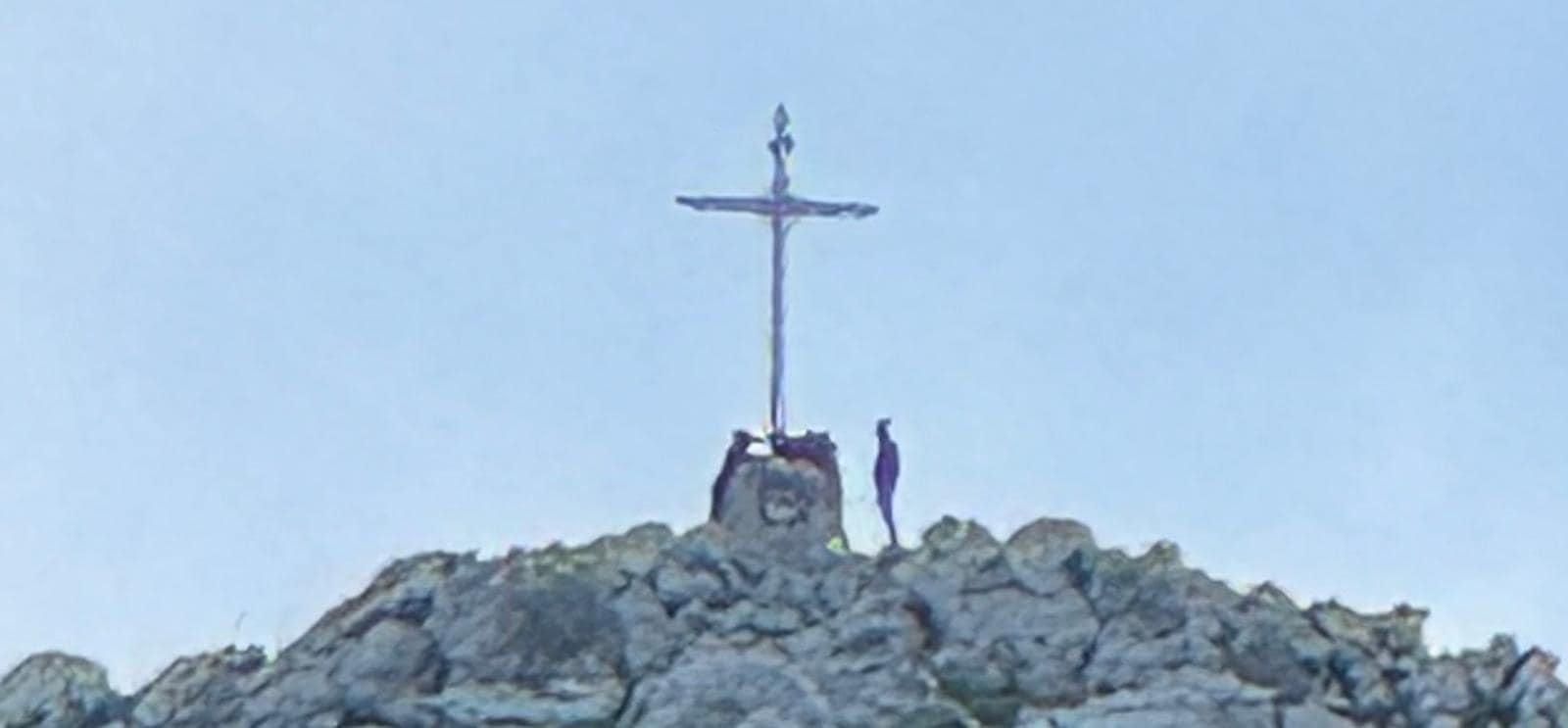 Natale: gli Amici di Cetrella illuminano la croce sul Monte Cappello di Anacapri