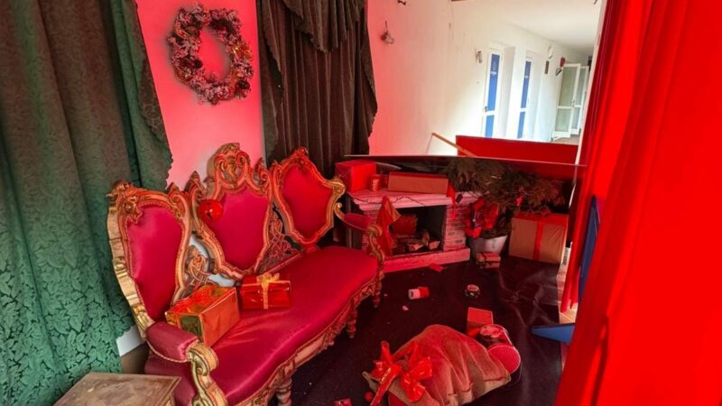 Vandalismi e danni notturni al villaggio di Natale a Capri appena inaugurato