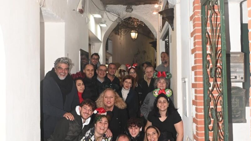 Via Parroco Canale, si rinnova la tradizione della foto di gruppo per gli auguri di Natale