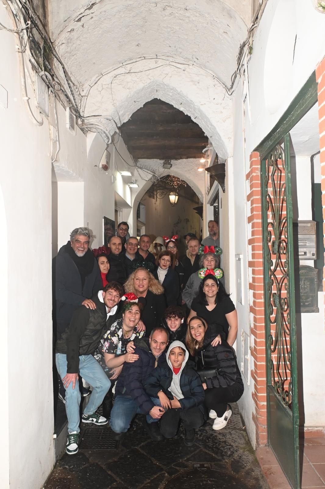 Via Parroco Canale, si rinnova la tradizione della foto di gruppo per gli auguri di Natale